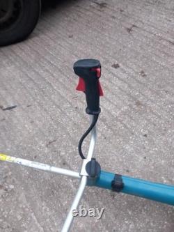 Débroussailleuse à essence Makita Em4351uh. Tête de débroussailleuse équipée de 4 temps.