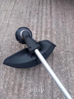 Débroussailleuse à essence Makita Em4351uh. Tête de débroussailleuse équipée de 4 temps.