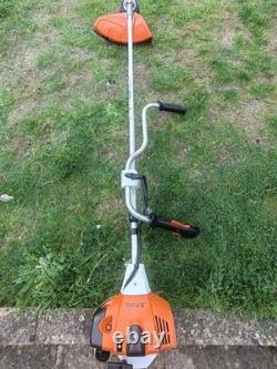 Débroussailleuse thermique 2 temps STIHL FS 240 C avec guidon double. Fonctionne parfaitement