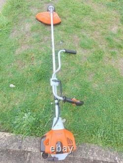 Débroussailleuse thermique 2 temps STIHL FS 240 C avec guidon double. Fonctionne parfaitement