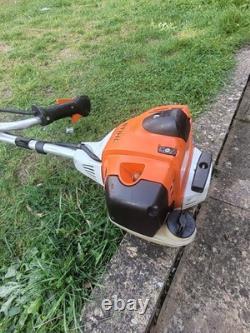 Débroussailleuse thermique 2 temps STIHL FS 240 C avec guidon double. Fonctionne parfaitement