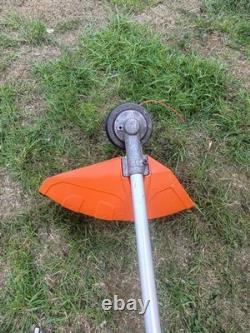 Débroussailleuse thermique 2 temps STIHL FS 240 C avec guidon double. Fonctionne parfaitement