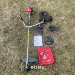Honda UMK 425E Débroussailleuse à moteur 4 temps essence avec accessoires. Légèrement utilisée.