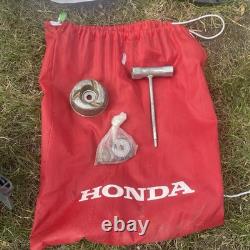 Honda UMK 425E Débroussailleuse à moteur 4 temps essence avec accessoires. Légèrement utilisée.