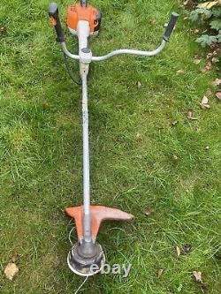 Stihl FS 410 C Débroussailleuse à essence à deux temps avec guidon en forme de corne de vache. Coupe-bordure.