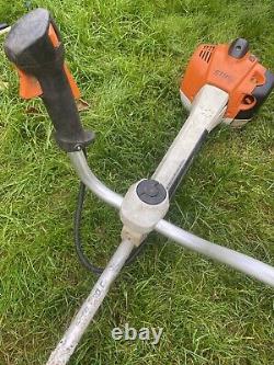 Stihl FS 410 C Débroussailleuse à essence à deux temps avec guidon en forme de corne de vache. Coupe-bordure.